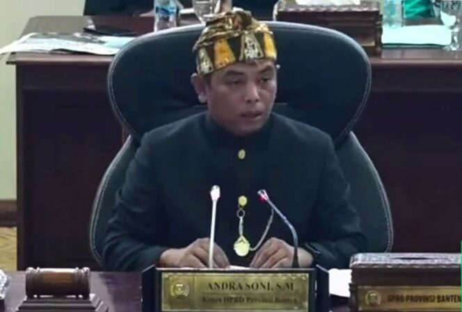 
 Ketua DPRD Provinsi Banten, Andra Soni, SM,M.AP. saat Memimpin Rapat Paripurna Istimewa HUT Provinsi Banten Ke-23. Foto: Istimewa