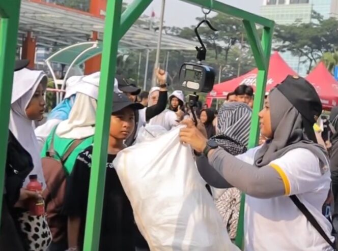
 Peserta Tangsel World Clean Up Day 2023 menimbang sampah. Foto: Istimewa