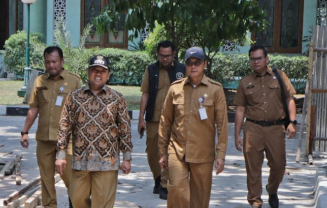
 Wali Kota Tangerang, Arief R Wismansyah didampingi Kepala Dinas Perkimtan, R. Sugiharto Bagdja saat meninjau pembangunan di Kawasan Masjid Raya Al A'zhom. Foto: Istimewanya