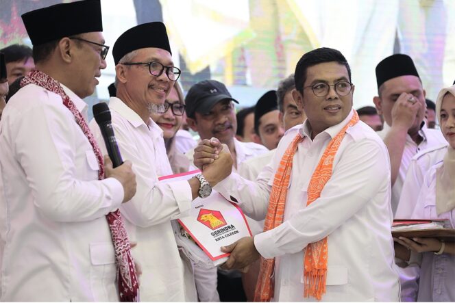 
 Ketua DPD Gerindra Provinsi Banten, Andra Soni bersama Ketua DPC Gerindra Kota Cilegon, Heldy Agustian saat Pwngukuhan Pengurus PAC dan Ranting Se-Kota Cilegon. Foto: Imam DJM