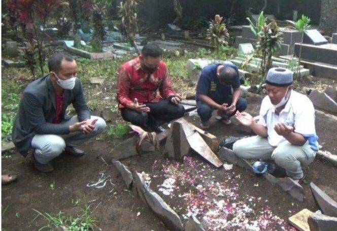 
 Tersangka Pembunuhan Ibu dan Anak di Subang yang juga Suami dan ayah Korbam, Yosef saat berziarah ke makam Tuti Suhartini (55) dan Amalia Mustika Ratu (23). Foto: Ist