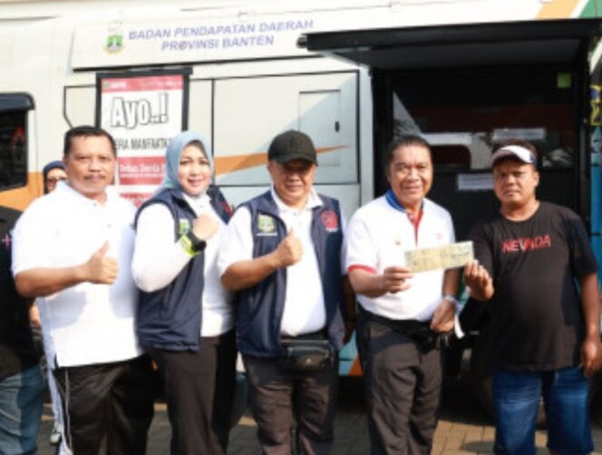 
 Pj.Gubernur Banten Al Muktabar didampingi Plt. Kepala Bapenda Banten, E. A. Deni Hermawan saat mengunjungi Mobil Samsat Keliling (Samling) yang tengah memberikan pelayanan. Foto: Istimewa