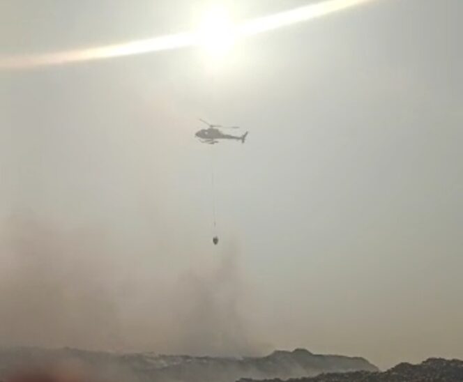 
 Helikopter BNPB saat melakukan Pemadaman Menggunakan Water Bimbing. Foto: Rendi Saputra/Bule