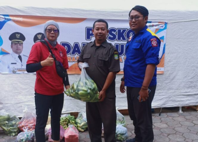 
 Serah Terima bantuan dari Perumda Pasar Kota Tangerang kepada petugas Dapur Umum Posko Bencana TPA Rawa Kucing. Foto: Tangerang Pos