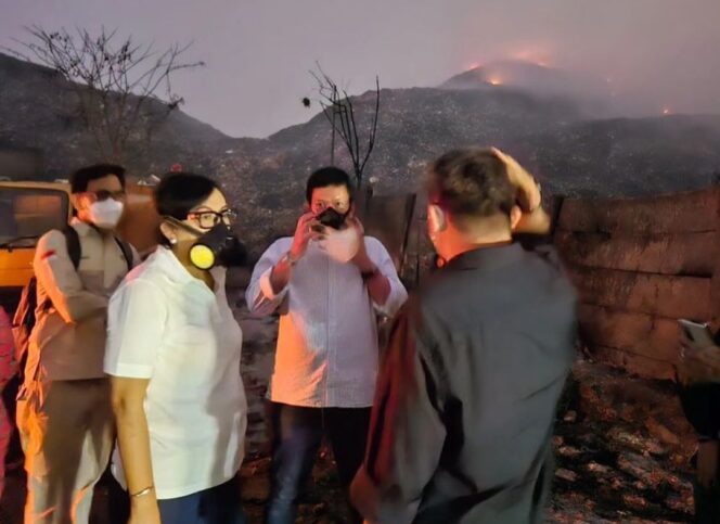 
 Dirjen Pengelolaan Sampah dan Limbah B3 (PSLB3) Kementerian Lingkungan Hidup dan Kehutanan (KLHK), Rosa Vivien Ratnawati saat meninjau Lokasi Kebakaran TPA Rawa Kucing. Foto: @ditjen.pslb3_klhk