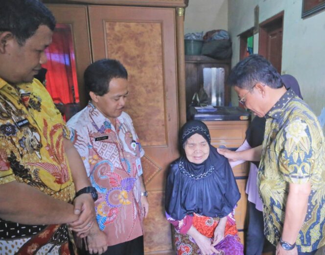 
 Wakil Walikota Tangerang, Sachrudin didampingi Kadinsos Kota Tangerang dan Camat Neglasari salurkan Bansos untuk Disabilitas. Foto: humaskot