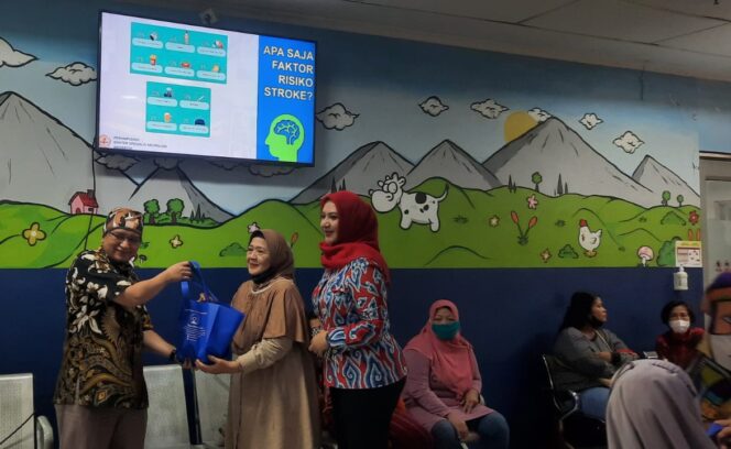 
 Dokter Ahli Neurologi RSUD Kota Tangerang, dr Eko Yuwono, Sp.N saat memberikan Konselling. Foto: ist