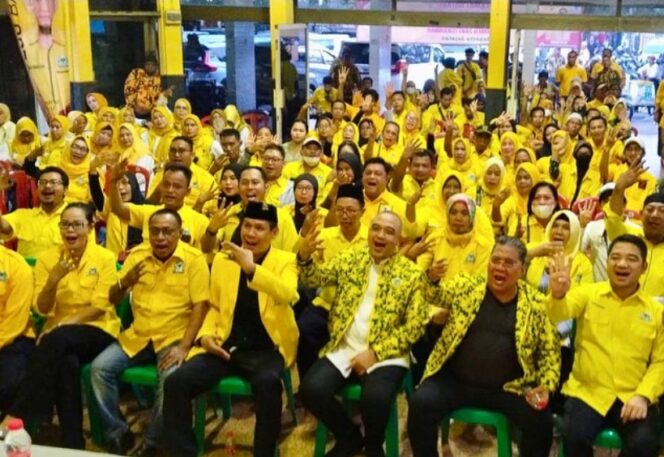 
 Ketua DPD Golkar DKI Jakarta, Ahmed Zaki Iskandar foto bersama kader Partai Golkar. Foto: Ist