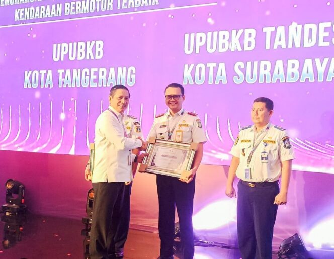 
 Dirjen Perhubungan Darat Kementerian Perhubungan (Kemenhub) saat menyerahkan penghargaan yang diterima langsung Kepala Dishub Kota Tangerang Achmad Suhaely. Foto: Ist