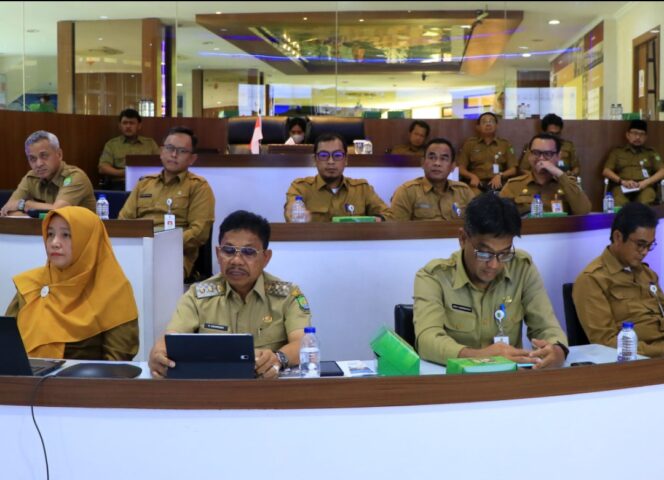 
 Wakil Walikota Tangerang, Sachrudin didampingi sejumlah Kepala OPD saat mempresentasikan secara daring Evaluasi Smart City Kota Tangerang tahun 2023, di Tangerang Live Room, Pusat Pemerintahan Kota Tangerang, Senin (13/11). Foto: ist