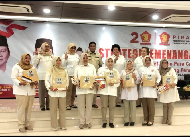 
 Ketua Dewan Pembina DPP PIRA Bianti Djiwandono, Ketua DPD Partai Gerindra Provinsi Banten Andra Soni,, Sekretaris DPD Gerindra Provinsi Banten, Annisa M.A. Mahesa, Ketua DPD PIRA Banten Encop Sofia bersama jajaran pengurus DPD PIRA Kota/Kabupaten.Foto: TangerangPos