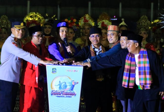 
 Ketua DPRD Kota Tangerang Gatot Wibowo dan Wakil Ketua DPRD Kota Tangerang Tengku Iwan JP saat mendampingi Walikota dan Wakil Walikota Tangerang membuka Festival Cisadane 2023. Foto : ist