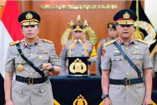
 Kepala Polisi Republik Indonesia (Kapolri) Jenderal Listyo Sigit Prabowo saat melantik Irjen.Pol. Abdul Karim, S.IK.,M.Si. sebagai Kapolda Banten menggantikan Irjen.Pol. Prof.Dr.Rudy Heryanto Adi Nugroho, SH.,MH. Foto: @m.sabilul_alif