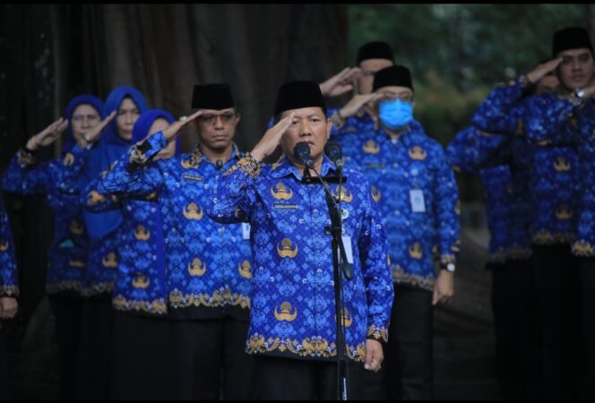 
 Sekretaris Daerah Kota Tangerang Herman Suwarman saat memimpin Apel Tabur Bunga Peringatan HUT KORPRI Ke-52. Foto: Ist