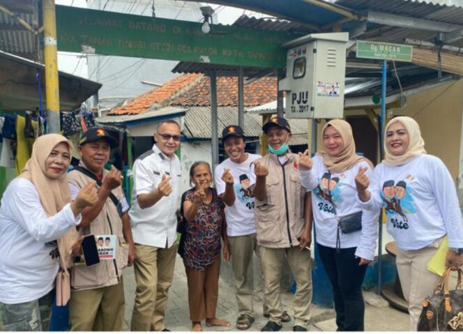 
 Ketua Komisi IV DPRD Banten Fraksi Partai Gerindra Yang Juga Caleg DPRD Provinsi Banten Dapil Kota Tangerang A, Muhammad Nizar saat membagikan Makan Siang dan Susu Gratis kepada Masyarakat Kota Tangerang. Foto: ist