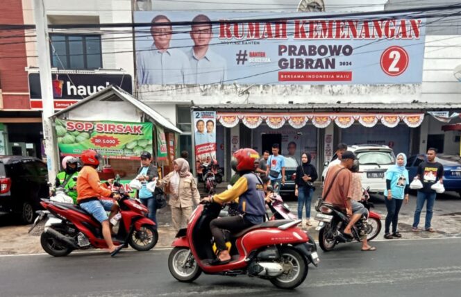 
 Relawan Rumah Kemenangan Prabowo-Gibran Provinsi Banten saat membagikan makan siang gratis kepada masyarakat. Foto: TangerangPos 