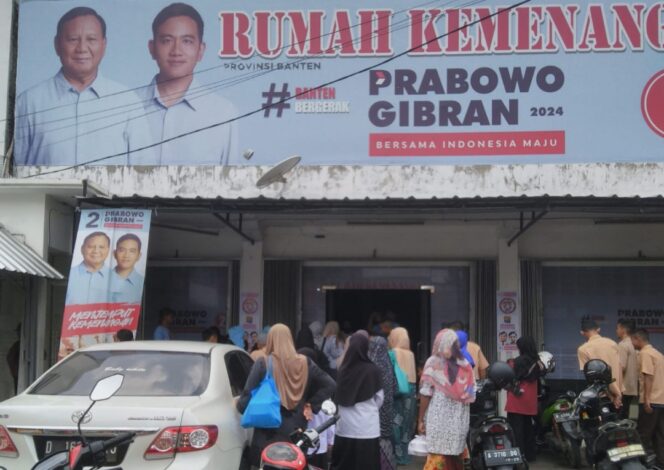 
 Antusiasme masyarakat yang melintas di Jl. Abdul Fatah Hasan menerima makan siang gratis dari Rumah Kemenangan Prabowo-Gibran Provinsi Banten. Foto: TangerangPos 