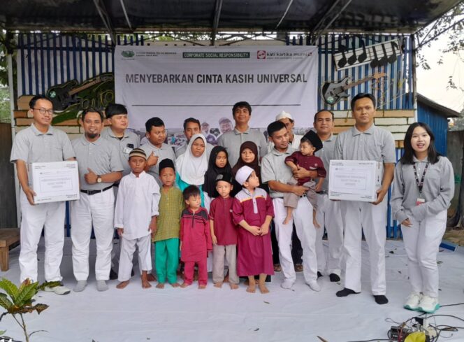 
 Sebarkan Cinta Kasih Universal PT. Kati Kartika Murni Santuni Anak Yatim dan Bagikan Sembako kepada Warga disekitar Area Banksasuci. Foto: Jadi Irawan/Jambrong