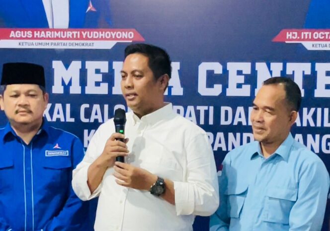 
 Bakal Calon Bupati Pandeglang, Rifki Hermiansyah,S.Psi didampingi Ketua DPRD Kabupaten Pandeglang Tb.Udi Juhdi Saat Mengembalikan Formulir Pendaftaran Bakal calon Bupati dan wakil Bupati Pandeglang di DPC Partai Demokrat. Foto: ist