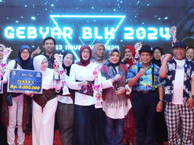 
 Penjabat (Pj) Wali Kota Tangerang Doktor Nurdin bersama Pj Ketua TP PKK Kota Tangerang Hj. Zuraidiati Nurdin serta Kepala Disnaker Kota Tangerang Ujang Hendra Saat Gebyar BLK 2024. Foto: Ist