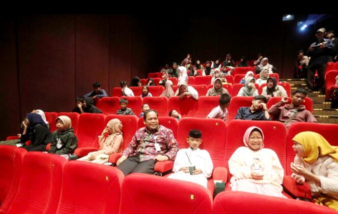 
 Pj Wali Kota Tangerang Dr Nurdin Saat Nonton Bareng Film 'Bila Esok Ibu Tiada' Bersama Puluhan Anak Yatim. Foto: ist