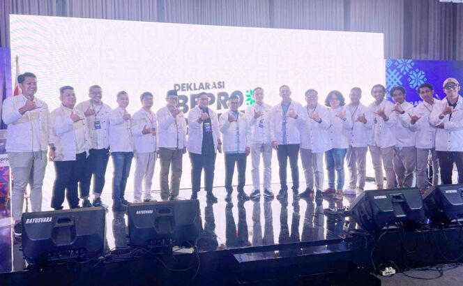 
 Calon Gubernur Banten Andra Soni bersama Jajaran Pengurus Relawan Be Pro Banten. Foto: ist