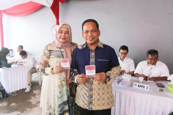 
 Pj Wali Kota Tangerang Dr Nurdin beserta Ibu Zuraidiati Nurdin saat Menggunakan Hak Suaranya pada Pilkada Serentak. Foto: ist