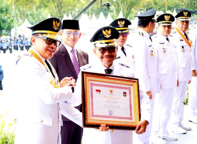 
 Wakil Menteri Dalam Negeri (Wamendagri), Bima Arya Sugiarto Serahkan Penghargaan kepada Wali Kota Tangerang, H. Sachrudin. Foto: ist