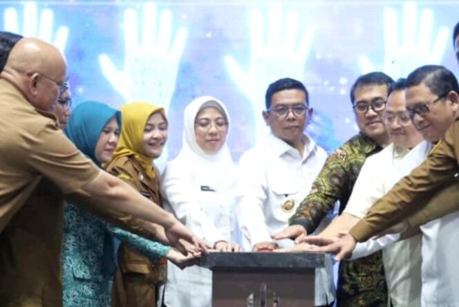 
 Gubernur Banten Andra Soni Didampingi Ketua TP PKK Banten Tinawati Andra Soni dan Kepala Dinas Kesehatan Provinsi Banten Ati Pramudji Hastuti saat Launching Program BEBASAKIT. Foto: ist