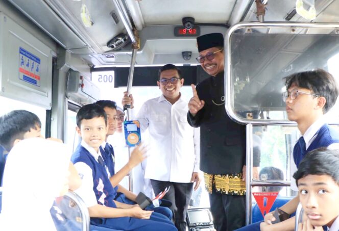 Gubernur Banten Andra Soni dan Wali Kota Tangerang Sachrudin saat luncurkan program angkutan sekolah gratis untuk pelajar. Foto: ist