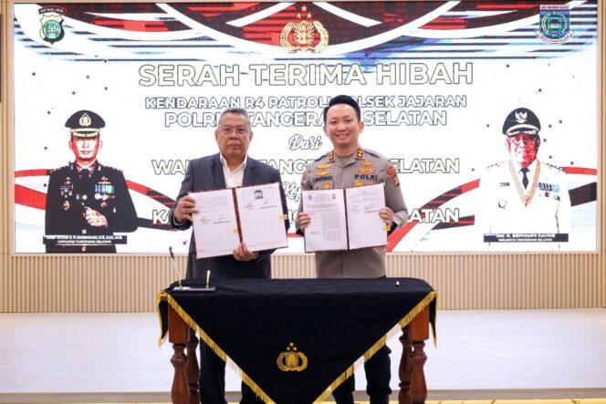 
 Wali Kota Tangerang Selatan Benyamin Davnie dan Kapolres Tangsel AKBP Victor Inkiriwang saat serah terima Hibah 9 Unit Kendaraan Operasional. Foto: ist 