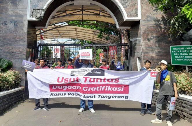
 Citizenry Banten saat menggelar aksi simpatik didepan Gedung Bundar Kejaksaan Agung Republik Indonesia. Foto: TangerangPos 