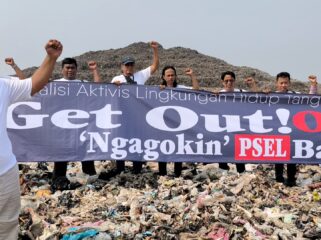 Koordinator Koalisi Aktivis Lingkungan Hidup Tangerang (Kalung), Ade Yunus Saat Aksi Percepatan PSEL di TPA Rawa Kucing Kota Tangerang. Foto: TangerangPos 