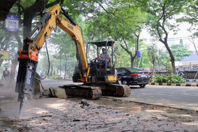
 Alat berat nampak sedang melakukan pembongkaran trotoar untuk dilakukan pembangunan Pedestarian. Foto: ist