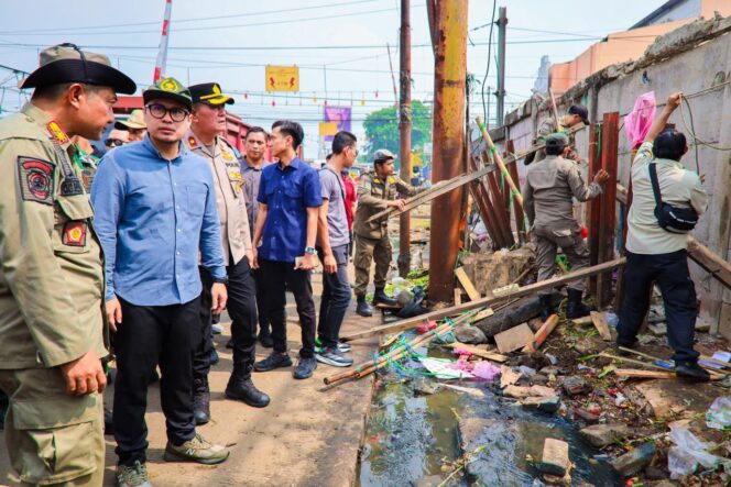 
 Wakil Wali Kota Tangerang Selatan Pilar Saga Ichsan saat Turun Langsung Menertibkan pedagang kaki lima (PKL) dan parkiran liar di Jalan Raya Serpong. Foto: ist 