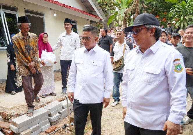 Gubernur Banten Andra Soni bersama Kepala Dinas Perumahan Rakyat dan Kawasan Permukiman Provinsi Banten M Rachmat Rogianto, saat meninjau Progres Pembangunan Rumah Lansia di Lebak. Foto: ist