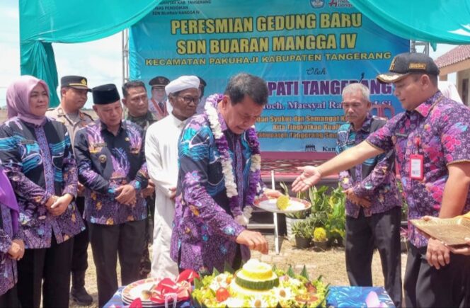 
 Bupati Tangerang, Moch. Maesyal Rasyid saat meresmikan gedung revitalisasi SD Negeri Buaran Mangga IV yang ditandai dengan pengguntingan pita dan pemotongan tumpeng di Desa Surya Bahari Kecamatan Pakuhaji. Foto: Lukman Bulux