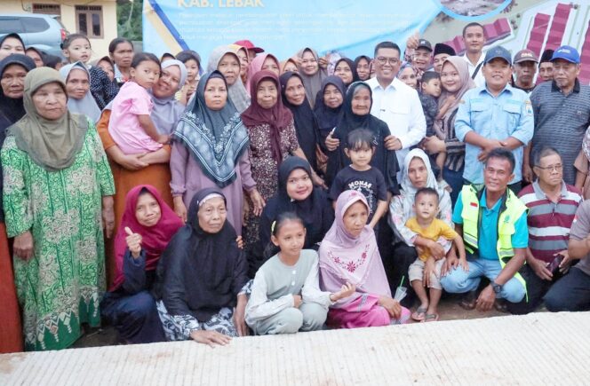 Gubernur Banten Andra Soni bersama Masyarakat Desa Curug Panjang Kecamatan Cikulur Kabupaten Lebak. Foto: ist