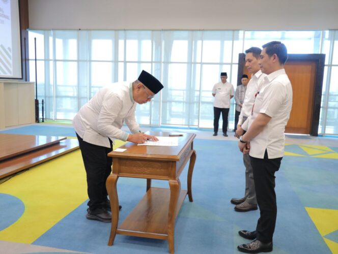 
 Wali Kota Tangerang Selatan (Tangsel) Benyamin Davnie memimpin langsung pengambilan sumpah jabatan 81 Pegawai Negeri Sipil (PNS) dalam Jabatan Pimpinan Tinggi Pratama Eselon IIb, Jabatan Administrasi dan Fungsional dalam gelombang pertama rotasi dan mutasi di lingkup Pemerintah Kota Tangsel yang digelar di Aula Blandongan. Foto: ist