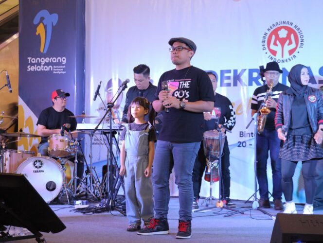 
 Penampilan Tangsel Ska Orchestra Tutup Tangsel Art Festival 2025 yang digelar selama empat hari oleh Dekranasda Kota Tangerang Selatan di Bintaro Jaya Xchange Mall 1. Foto: ist