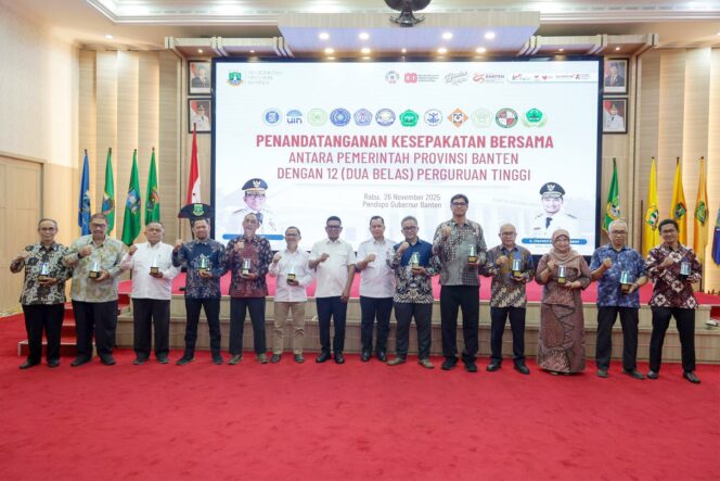 
 Gubernur Banten Andra Soni bersama 12 Rektor Perguruan Tinggi di Provinsi Banten usai Penandatanganan Kerjasama. Foto: ist 