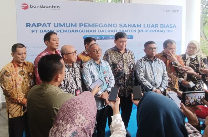 
 Gubernur Banten Andra Soni beserta Ketua OJK Banten,  jajaran Komisaris dan Direksi Bank Banten. Foto: TangerangPos 
