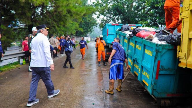 
 Wali Kota Tangerang Selatan Benyamin Davnie saat Aksi Bersih-bersih Lingkungan di Lapangan Sunburst BSD. Foto: ist
