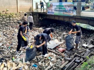 Puluhan Relawan Banksasuci saat membersihkan Sampah di Kali Sabi Tangerang. Foto: TangerangPos 