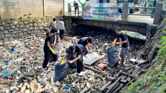 
 Puluhan Relawan Banksasuci saat membersihkan Sampah di Kali Sabi Tangerang. Foto: TangerangPos 