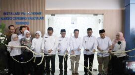 Benjamin Paulus Octavianus (empat kanan) Gubernur Banten Andra Soni (tiga kanan) Wali Kota Tangerang Sachrudin (tengah) sebagai tanda diresmikannya Cath Lab di RSUD Kota Tangerang, Kelapa Indah, Kecamatan Tangerang, Provinsi Banten, Sabtu (14/2/26). Foto: ist