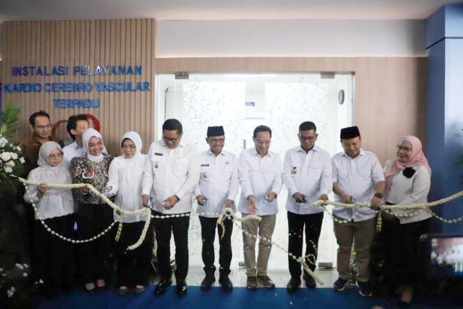 
 Benjamin Paulus Octavianus (empat kanan) Gubernur Banten Andra Soni (tiga kanan) Wali Kota Tangerang Sachrudin (tengah) sebagai tanda diresmikannya Cath Lab di RSUD Kota Tangerang, Kelapa Indah, Kecamatan Tangerang, Provinsi Banten, Sabtu (14/2/26). Foto: ist