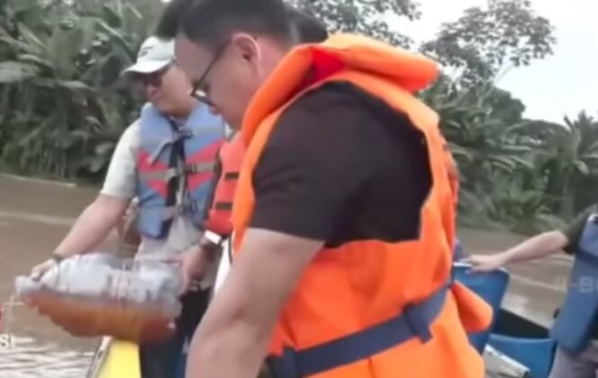 
 Public Relations PT Indah Kiat Pulp & Paper (IKPP) Tangerang Mill, Ahmad Junaidi saat larutkan Eco Enzym ke Sungai Cisadane bersama relawan Banksasuci. Foto: TangerangPos 