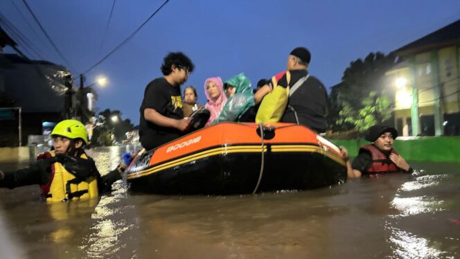 
 Tim gabungan Pemerintah Kota Tangerang Selatan bergerak cepat melakukan evakuasi terhadap warga yang terdampak banjir di sejumlah titik. Foto: ist