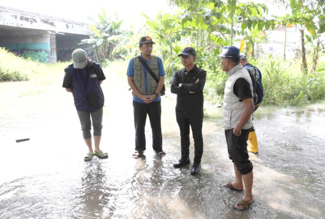
 Wali Kota Tangerang Sachrudin Didampingi Kepala Dinas PUPR Kota Tangerang Taufik Syahzaeni saat meninjau Banjir di Wilayah Ciledug Indah. Foto: ist 